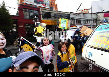 LA PAZ, Bolivia, 30 aprile 2014. Scolari tenere cartelloni durante n. Avvisatore acustico giorno / Dia de la No Bocina, parte di una campagna per incoraggiare i driver per utilizzare il loro corno inferiore e a ridurre l' inquinamento acustico in città. La Paz è famosa per il suo traffico caotico; il Municipio corre frequentemente le campagne in materia di sicurezza stradale e a ridurre la congestione e simili. Credito: James Brunker / Alamy Live News Foto Stock