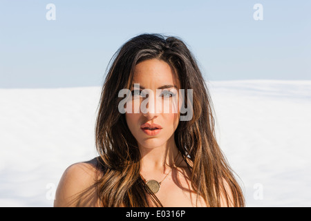 Una donna in esterni nella neve. Foto Stock