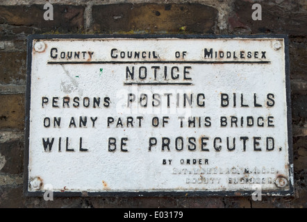 Vintage middlesex County council segno avvertimento che chiunque inviare le fatture in bridge saranno perseguiti a norma di legge Foto Stock