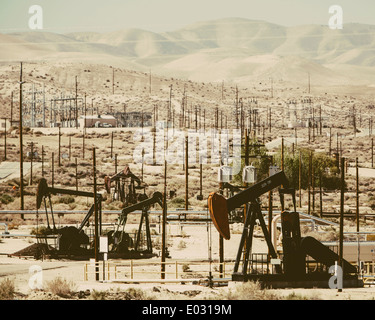 Olio greggio estrazione da Monterey Shale vicino a Bakersfield California USA. Foto Stock