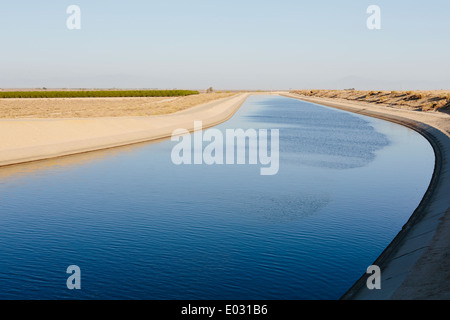 Canale di irrigazione che serve la siccità-ridden agricolo della valle centrale della California. Foto Stock