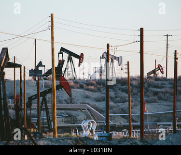 Olio greggio estrazione da Monterey Shale vicino a Bakersfield California USA. Foto Stock