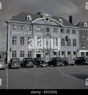 1950, storica vista esterna del Dukes Head Hotel, Kings Lynn, Inghilterra, Regno Unito, che mostra le auto dell'epoca parcheggiate all'esterno nello storico mercato del martedì. Costruito il circa1683 come una locanda per i visitatori del Merchant Exchange per il membro del Parlamento e sindaco King's Lynn, Sir John Turner, dall'architetto Henry Bell, che progettò e costruì molti edifici nella zona. Nel 1970, il suo proprietario Trust Houses Ltd si fuse con forte Holdings per creare Trust House forte. Foto Stock