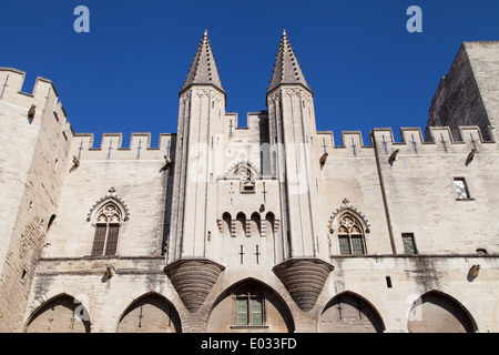 La facciata principale del Palais Neuf del Palazzo dei Papi di Avignone, Francia. Foto Stock