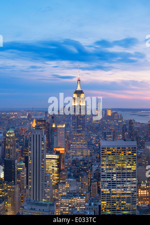 Vista in alzata verso l'Empire State Building al tramonto, New York, Stati Uniti d'America Foto Stock