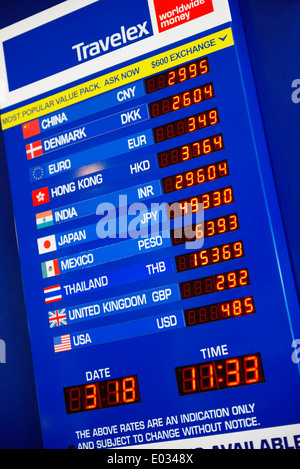 Currence exchange board Travelex all'aeroporto internazionale Pearson di Toronto Foto Stock