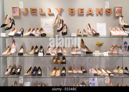 Calzature donna su ripiani di Jelly Beans memorizzare la visualizzazione in Tokyo, Giappone. Foto Stock