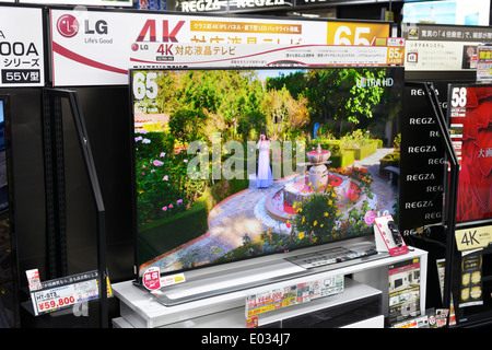 LG Ultra HD 4K 65 pollici TV LCD nel negozio di elettronica Yodobashi Fotocamera, Yodobashi-Akiba in Akihabara, Tokyo, Giappone. Foto Stock
