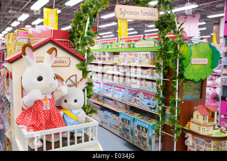 Famiglie di Sylvania carino giocattoli da collezione su un display del negozio a Tokyo in Giappone. Foto Stock