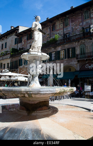 Aprile 26,2012.Verona,Italia. fontana di Madonna Verona in piazza delle erbe.Il monumento piu vecchio della piazza Foto Stock