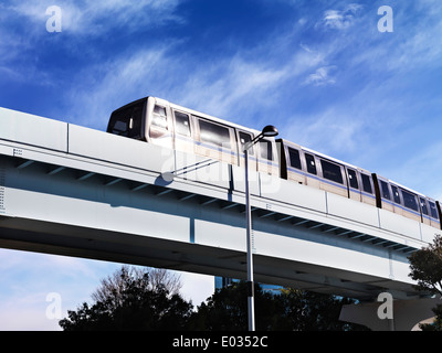 Nuovo Transit Yurikamome completamente automatizzata in treno attraversando Odaiba elevate su linee aeree ferroviarie a Tokyo in Giappone. Foto Stock