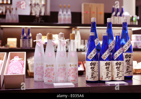 Sake Giapponese bottiglie in esposizione in un negozio a Tokyo in Giappone. Foto Stock