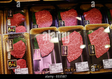 Giapponese bistecca di manzo Wagyu confezionato sul display in un supermercato. Tokyo, Giappone. Foto Stock