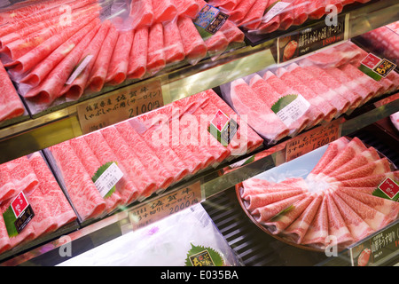 Fette sottili di alta qualità giapponese carni bovine confezionate sul display in un supermercato. Tokyo, Giappone. Foto Stock