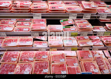 Confezionati carni bovine giapponese sul display in un supermercato. Tokyo, Giappone. Foto Stock