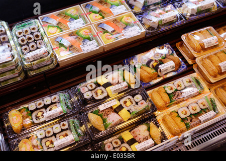 Confezionati rotoli di sushi, cibo preparato sul display in un supermercato giapponese. Tokyo, Giappone. Foto Stock