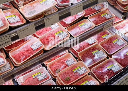 Confezionato giapponese di macinato di manzo sul display in un supermercato. Tokyo, Giappone. Foto Stock