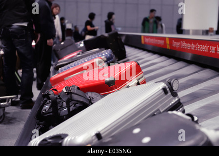 Valigie su Airport Baggage rivendicazione trasportatore a giostra, Aeroporto Internazionale Pearson di Toronto, Ontario, Canada Foto Stock