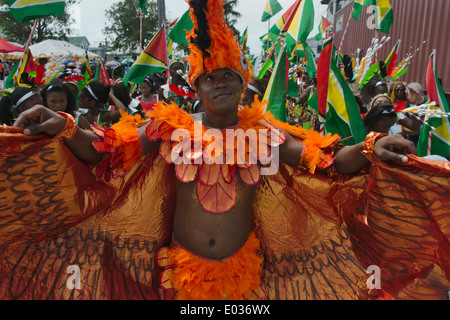 La ballerina indossando il costume alla sfilata di carnevale, Georgetown, Guyana Foto Stock