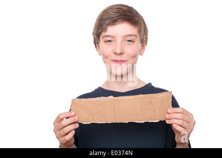 Ritratto di un ragazzo adolescente tenendo un marrone pezzo di cartone davanti al suo petto. Foto Stock