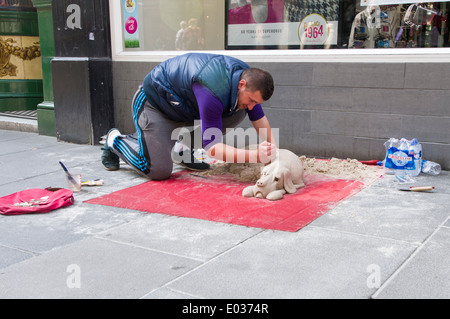 Un artista di strada producendo una scultura di sabbia sulle strade di Nottingham. Foto Stock