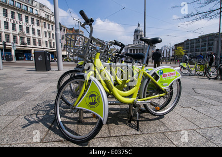 Nottingham City Council noleggiare biciclette con la piazza del mercato e la casa del Consiglio in background. Foto Stock