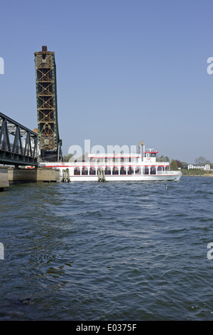 Il nuovo paddlesteamer 'Schlei Princess' equilibrio bridge, Lindau, Mar Baltico fiordo Schlei, Schleswig-Holstein, Germania Foto Stock