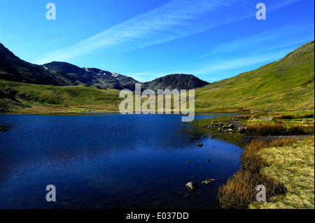 Styhead Tarn a Scafell Pike e Lingmell cadde Foto Stock