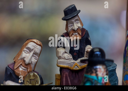 Quartiere Ebraico di Praga, statue in legno degli Ebrei, vendita di souvenir nel negozio della Città Vecchia Foto Stock