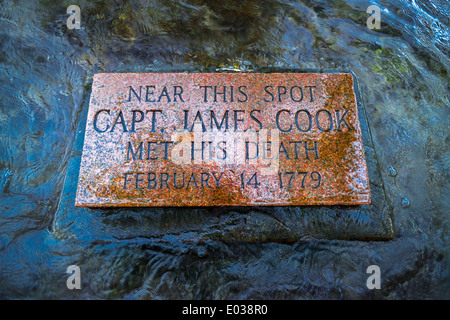 La placca segnando il punto in cui il Capitano James Cook è stato ucciso, Kealakekua Bay, Costa di Kona, Hawaii USA Foto Stock