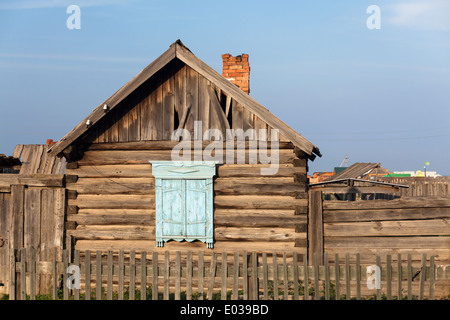 Edificio di legno in Bolshoe Goloustnoe sulla riva del lago Baikal, Siberia, Russia Foto Stock