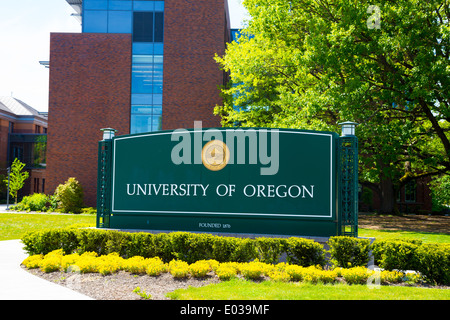 Eugene, OR, Stati Uniti d'America - 29 aprile 2014: University of Oregon campus entrata segno accanto a un passaggio pedonale presso la scuola. Foto Stock