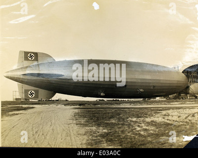 Lo Zeppelin LZ 129, noto anche come Hindenburg, era un dirigibile rigido tedesco che divenne famigerato per il suo tragico incidente nel 1937. Questa immagine mette in evidenza il suo design e il suo significato nei viaggi più leggeri dell'aria e nella storia dell'aviazione. Foto Stock