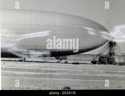 Lo Zeppelin LZ 129, noto anche come Hindenburg, era un dirigibile tedesco che divenne famoso per il suo tragico incidente nel 1937. Operata dalla Deutsche Zeppelin-Reederei, era una parte importante dei primi viaggi aerei, offrendo voli passeggeri e simboleggiando l'apice della tecnologia più leggera dell'aria all'epoca. Foto Stock