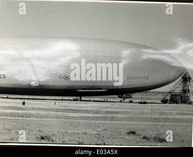 Il dirigibile Zeppelin D-LZ 129, noto anche come Hindenburg, era un dirigibile commerciale tedesco utilizzato nei voli transatlantici. Il suo famigerato incidente nel 1937 segnò un punto di svolta nella storia del viaggio in dirigibile. Foto Stock