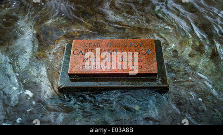 La placca segnando il punto in cui il Capitano James Cook è stato ucciso, Kealakekua Bay, Costa di Kona, Hawaii USA Foto Stock