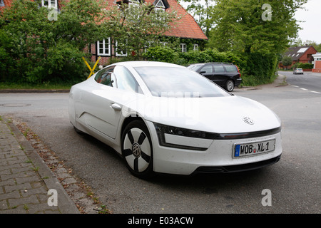 VW XL1 gamma estesa 280 mpg Eco automobile, essendo provato a campagna tedesca nel mese di aprile 2014, Bassa Sassonia, Germania, Europa Foto Stock