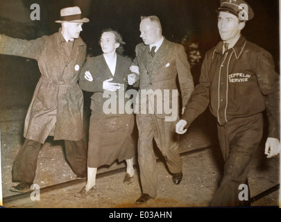 Lo Zeppelin LZ 129 Hindenburg era un dirigibile commerciale tedesco, famoso per il suo tragico incidente avvenuto il 6 maggio 1937, mentre tentava di atterrare a Lakehurst, nel New Jersey. Il disastro provocò la perdita di 36 vite umane e segnò la fine dell'era dei dirigibili per i viaggi dei passeggeri. Foto Stock