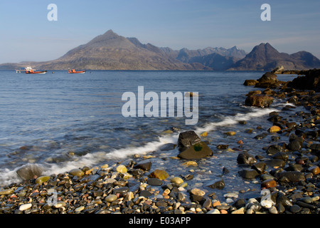 Il nero montagne Cuillin sull'Isola di Skye visto dal villaggio di Elgol Foto Stock