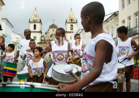 SALVADOR, Brasile - 15 ottobre 2013: Brasiliano bambini stand drumming in un gruppo nel centro storico di Pelourinho. Foto Stock