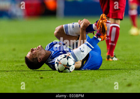 Londra, Regno Unito. 30 apr 2014. Chelsea's Cesar AZPILICUETA giù ferito durante la Champions League Semi Final match tra Chelsea e Atletico Madrid a Stamford Bridge. Credito: Azione Sport Plus/Alamy Live News Foto Stock