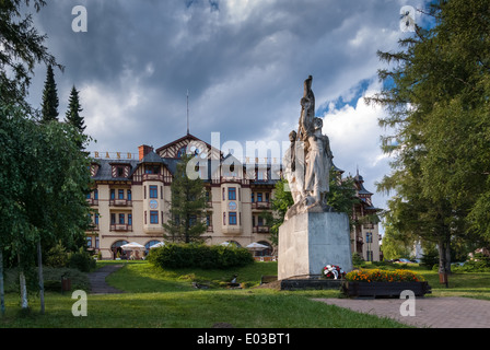 Grand Hotel e il Monumento patriottico nel centro di Stary Smokovec, Slovacchia Foto Stock