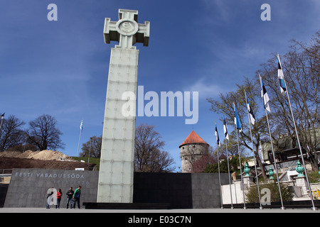 La croce della libertà e il Monumento alla Guerra di Indipendenza (Vabadussõja võidusammas) a Tallinn in Estonia. Foto Stock