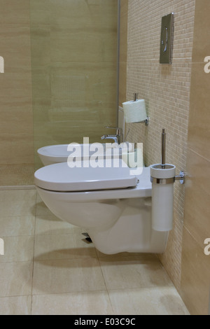 Bagno con wc, bidet e doccia Foto Stock