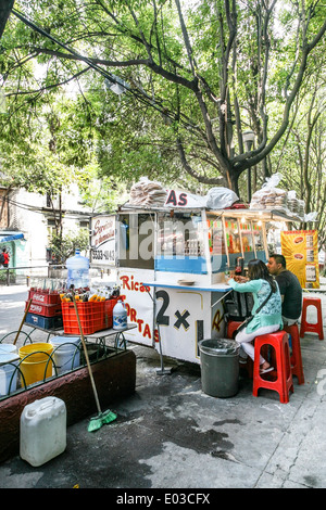 Compact ripiegare il telaio in alluminio street food marciapiede sandwich shop con un contatore di piccole dimensioni su strada nel quartiere di Roma Città Del Messico Foto Stock
