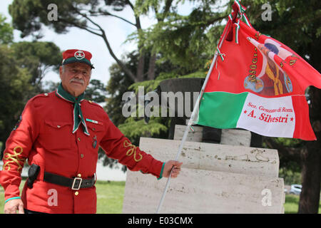 Roma, Italia. 30 apr 2014. Calcio/reportage: anniversario della battaglia di aprile 30, in difesa della repubblica romana. A Roma, nella zona del Gianicolo, nel museo della repubblica romana e la memoria di Garibaldi, si è svolta una cerimonia in memoria della battaglia per la difesa di Roma il 30 aprile 1849. Un gruppo di extra vestito come Garibladi presiede oltre la cerimonia in memoria dei caduti durante la battaglia. Credito: marco iacobucci/Alamy Live News Foto Stock