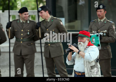 Roma, Italia. 30 apr 2014. Calcio/reportage: anniversario della battaglia di aprile 30, in difesa della repubblica romana. A Roma, nella zona del Gianicolo, nel museo della repubblica romana e la memoria di Garibaldi, si è svolta una cerimonia in memoria della battaglia per la difesa di Roma il 30 aprile 1849. Un gruppo di extra vestito come Garibladi presiede oltre la cerimonia in memoria dei caduti durante la battaglia. Credito: marco iacobucci/Alamy Live News Foto Stock