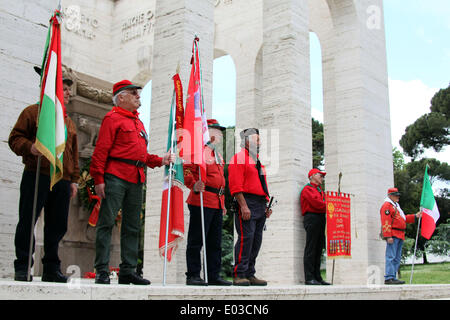 Roma, Italia. 30 apr 2014. Calcio/reportage: anniversario della battaglia di aprile 30, in difesa della repubblica romana. A Roma, nella zona del Gianicolo, nel museo della repubblica romana e la memoria di Garibaldi, si è svolta una cerimonia in memoria della battaglia per la difesa di Roma il 30 aprile 1849. Un gruppo di extra vestito come Garibladi presiede oltre la cerimonia in memoria dei caduti durante la battaglia. Credito: marco iacobucci/Alamy Live News Foto Stock