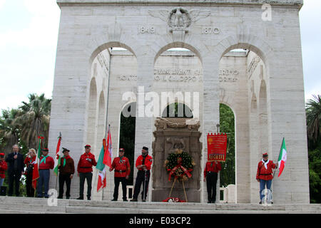 Roma, Italia. 30 apr 2014. Calcio/reportage: anniversario della battaglia di aprile 30, in difesa della repubblica romana. A Roma, nella zona del Gianicolo, nel museo della repubblica romana e la memoria di Garibaldi, si è svolta una cerimonia in memoria della battaglia per la difesa di Roma il 30 aprile 1849. Un gruppo di extra vestito come Garibladi presiede oltre la cerimonia in memoria dei caduti durante la battaglia. Credito: marco iacobucci/Alamy Live News Foto Stock