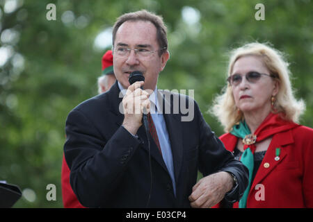 Roma, Italia. 30 apr 2014. Calcio/reportage: anniversario della battaglia di aprile 30, in difesa della repubblica romana. A Roma, nella zona del Gianicolo, nel museo della repubblica romana e la memoria di Garibaldi, si è svolta una cerimonia in memoria della battaglia per la difesa di Roma il 30 aprile 1849. Un gruppo di extra vestito come Garibladi presiede oltre la cerimonia in memoria dei caduti durante la battaglia. Credito: marco iacobucci/Alamy Live News Foto Stock